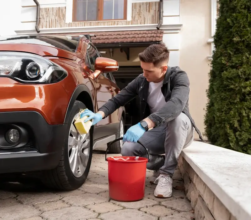 Lavage auto à domicile Authon-du-Perche : professionnel intervenant sur un véhicule